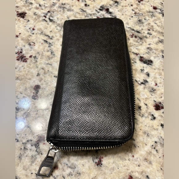 LOUIS VUITTON Authentic
Black Taiga Leather Zippy Vertical Wallet - Picture 4 of 12